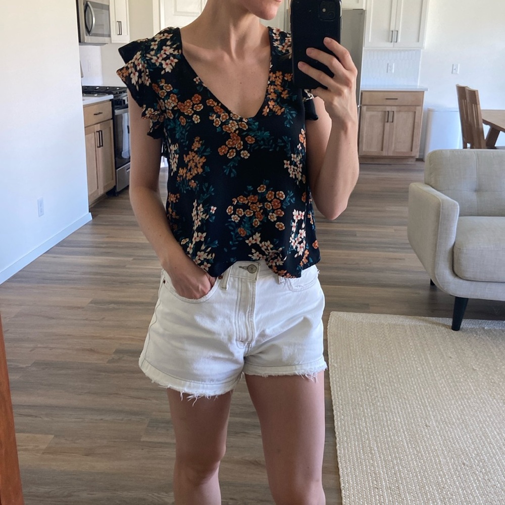 Forever21 Contemporary brand v neck flutter sleeve floral blouse 🧡🤍🩵🖤